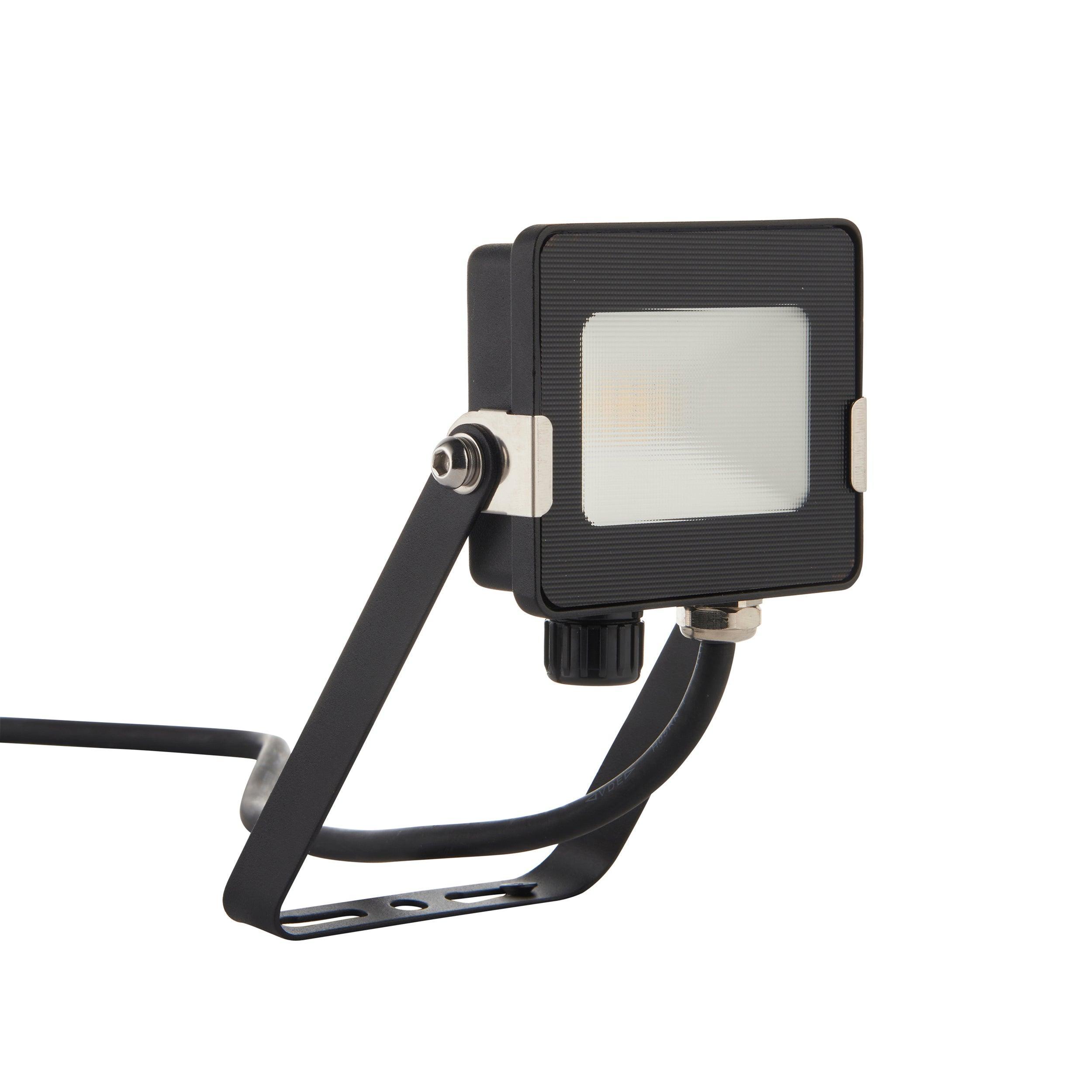 salde ip65 led flood light 10w cool white by saxby lighting, close up image 157