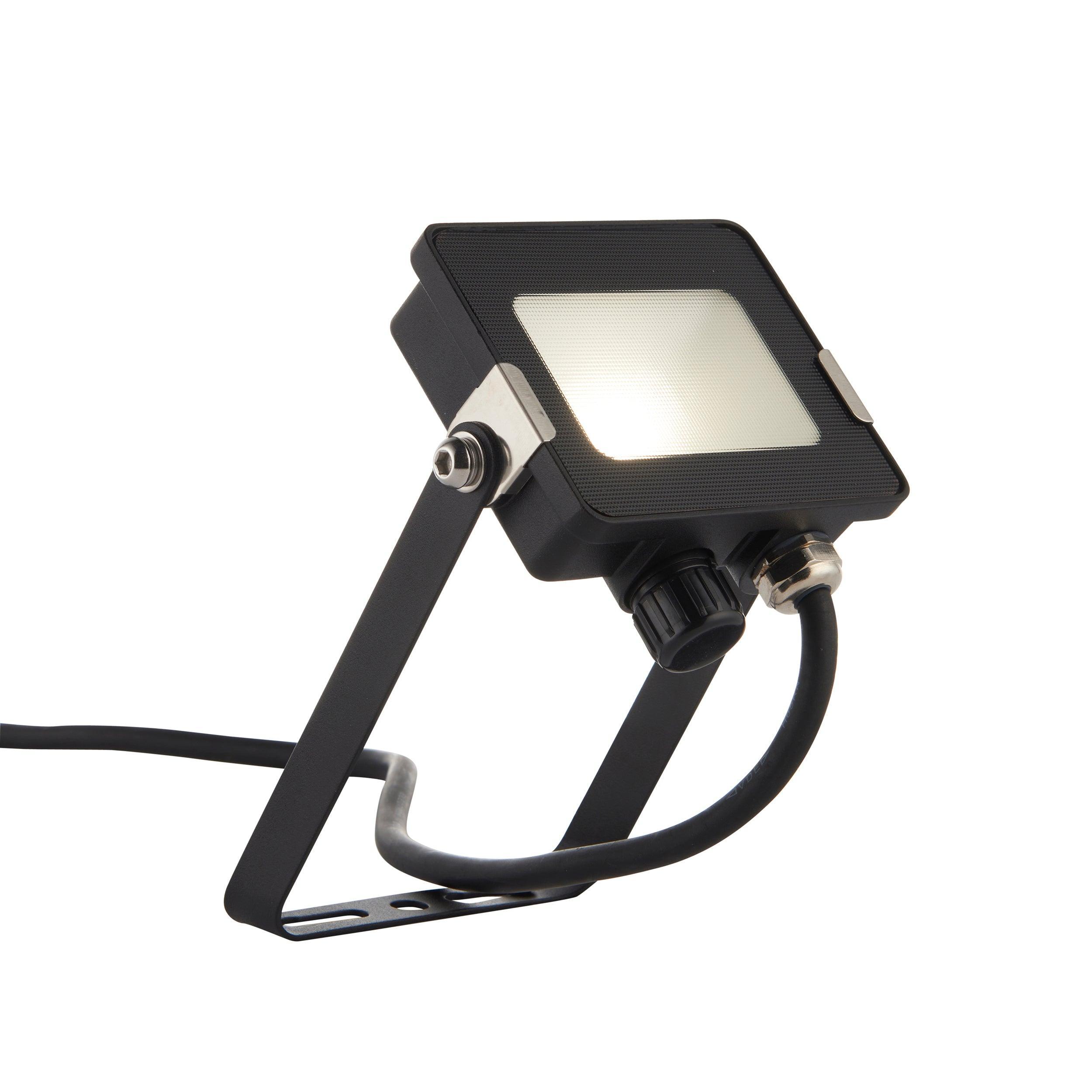 salde ip65 led flood light 10w cool white by saxby lighting, close up image 132