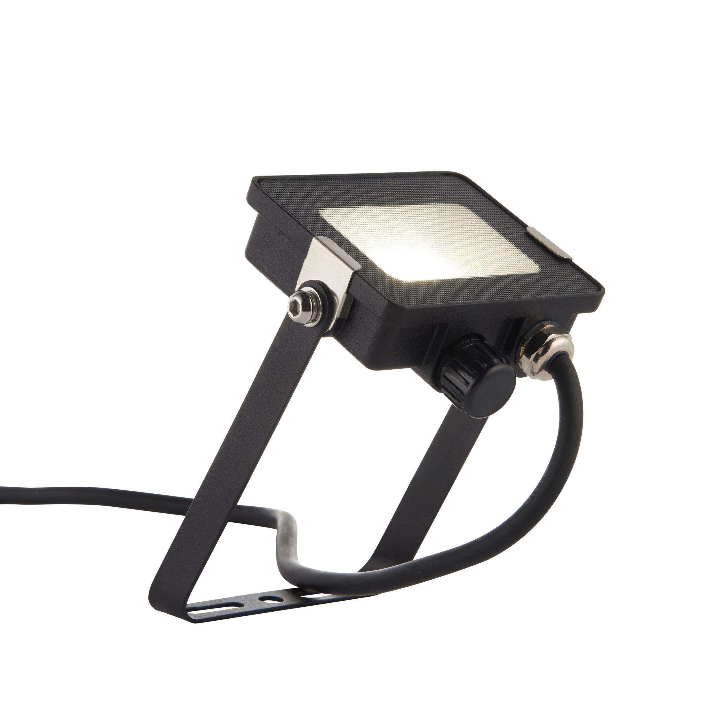 salde ip65 led flood light 10w cool white by saxby lighting, close up image 99