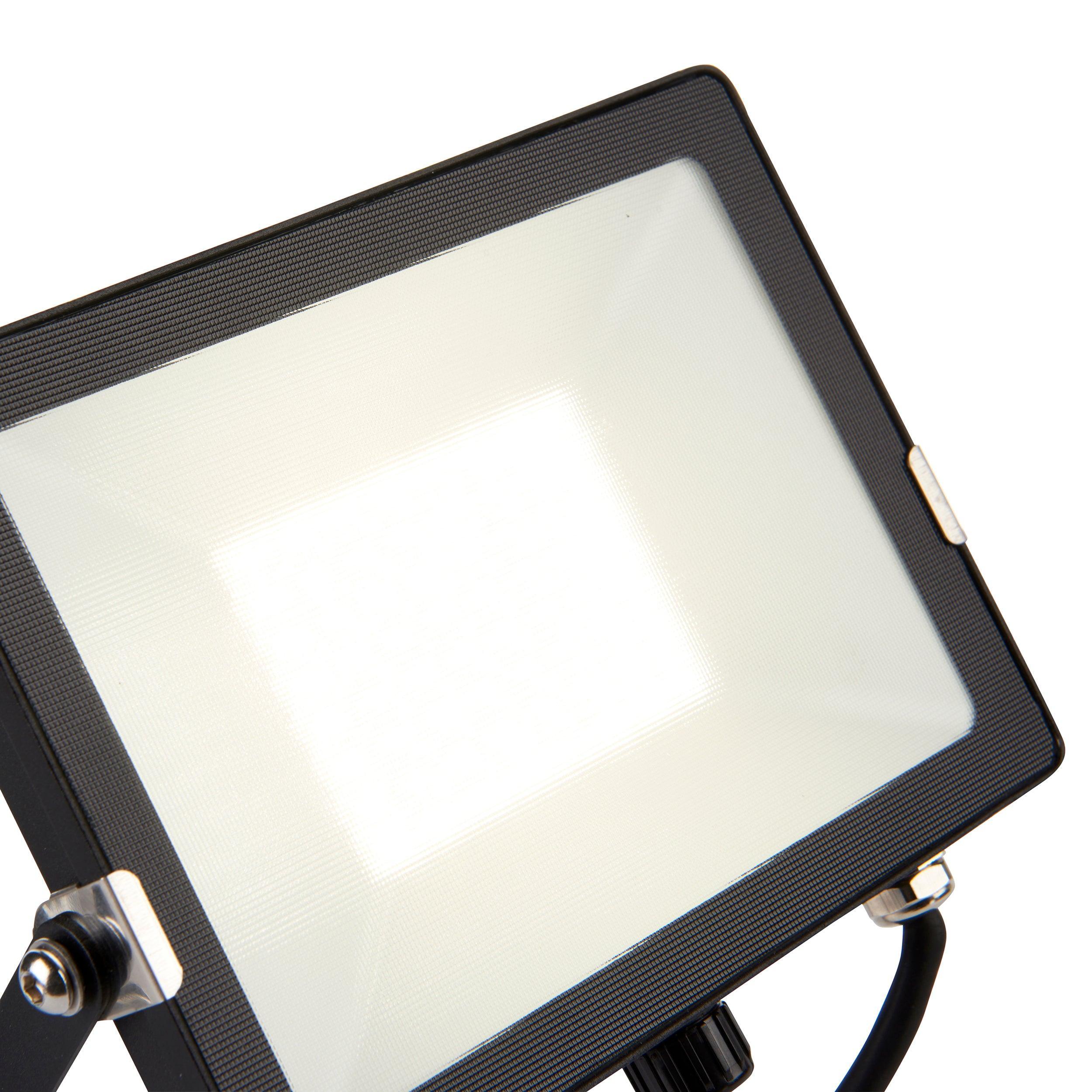 salde ip65 led flood light 50w cool white by saxby lighting, close up image 58