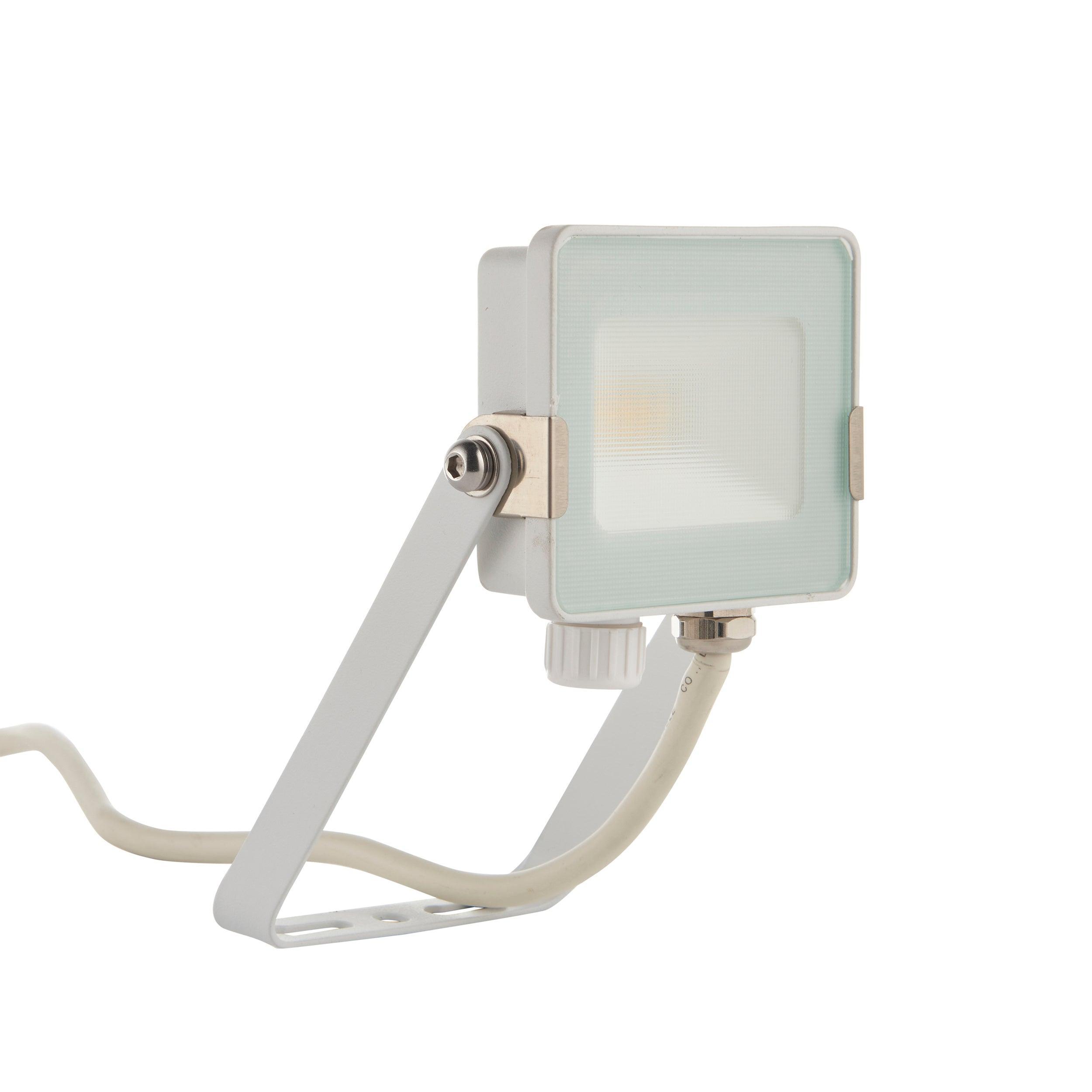 salde ip65 white led flood light 10w cool white by saxby lighting, close up image 170