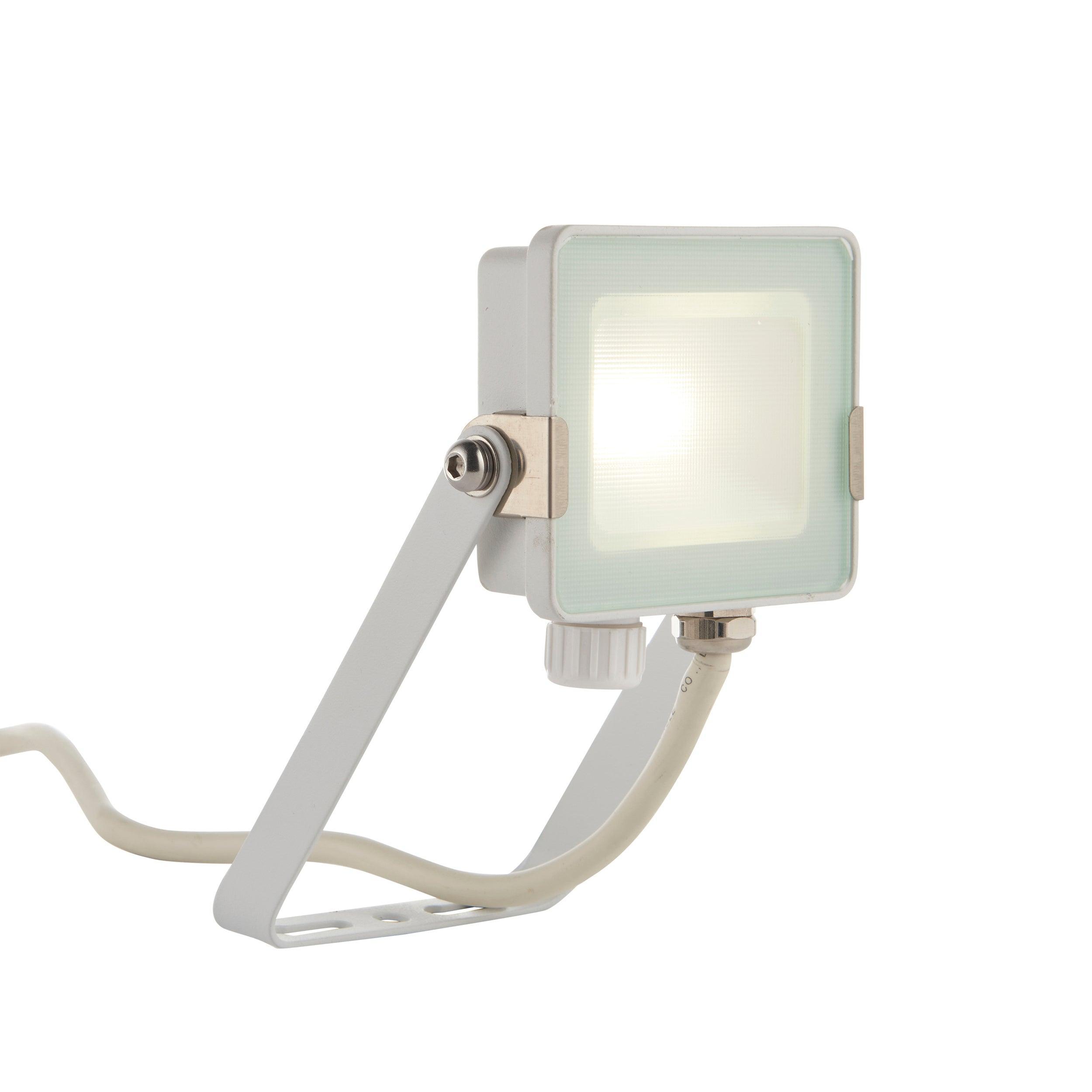 salde ip65 white led flood light 10w cool white by saxby lighting, close up image 146