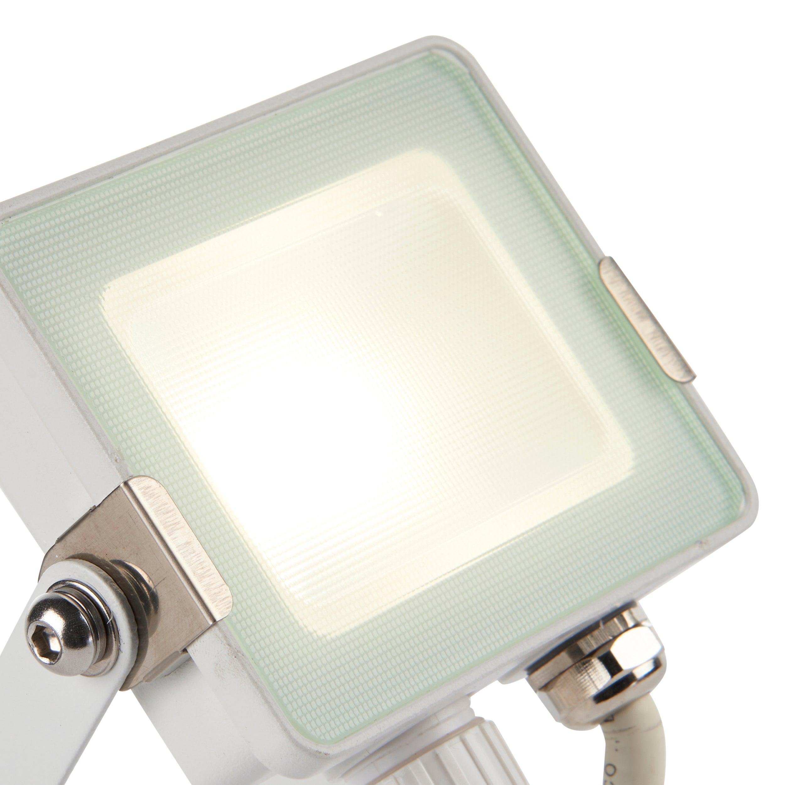 salde ip65 white led flood light 10w cool white by saxby lighting, close up image 121