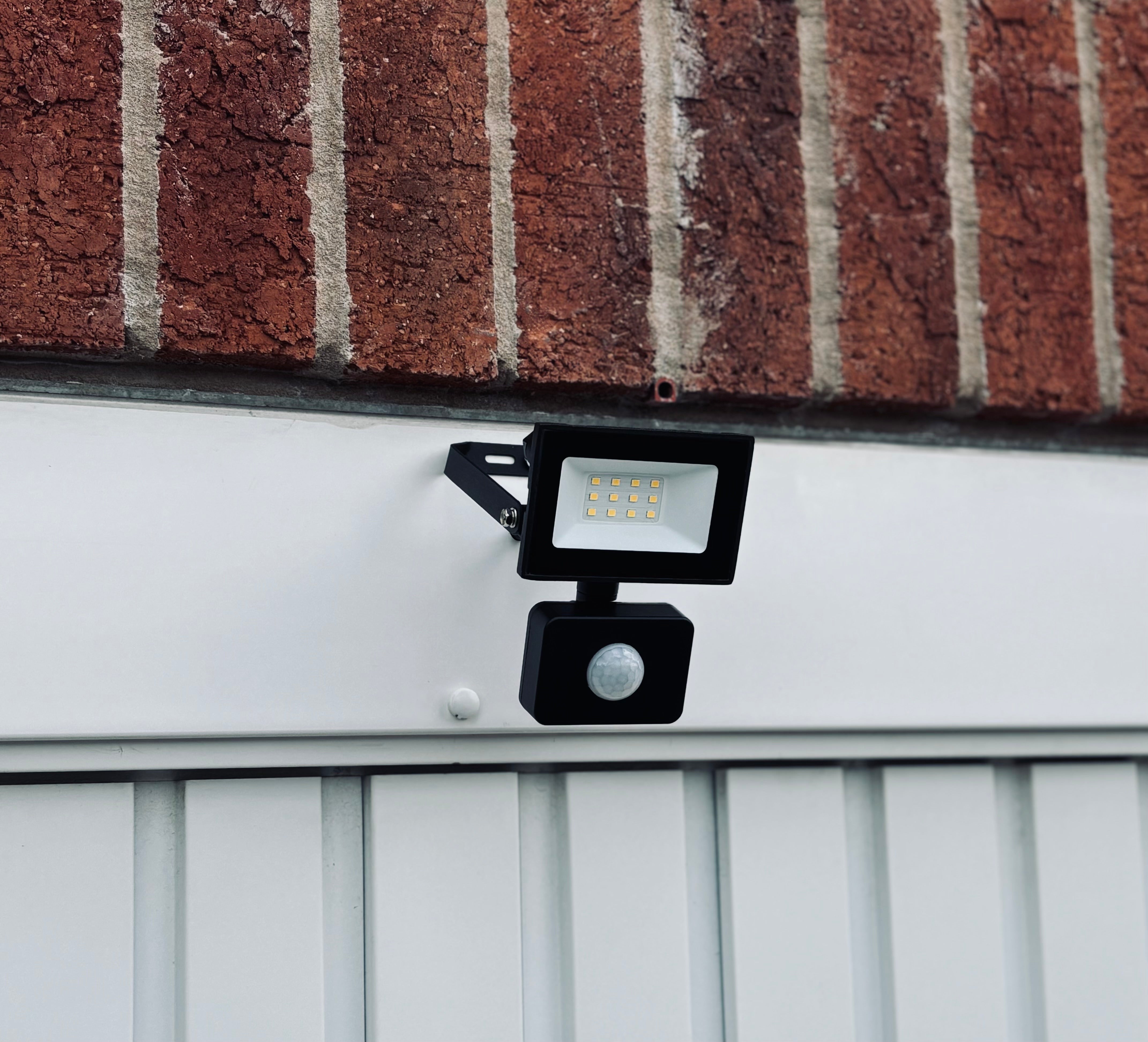Lutec Halo 20W LED PIR Outdoor Floodlight – Black (IP44)