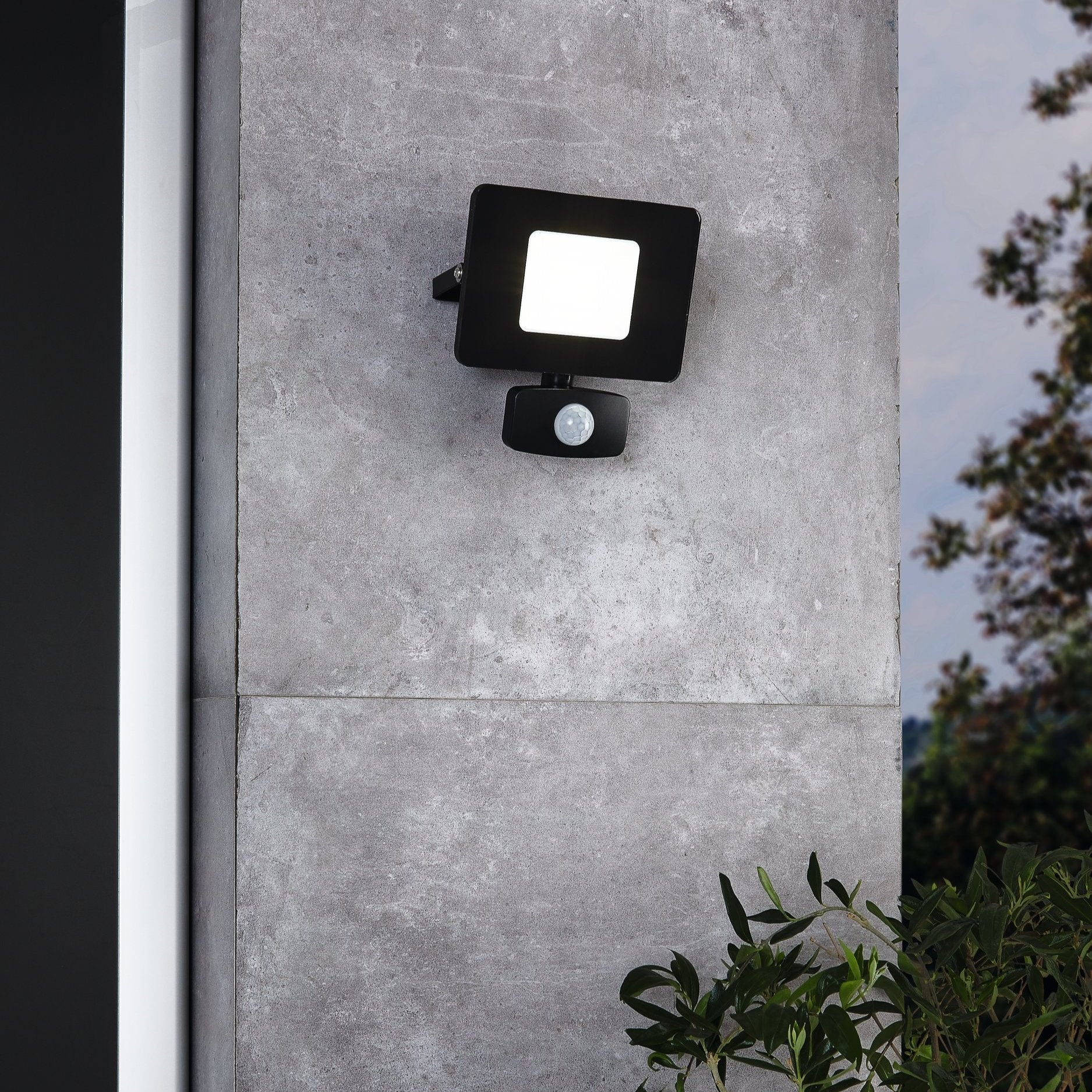 eglo faedo 3 ip44 outdoor led black pir flood light 21w